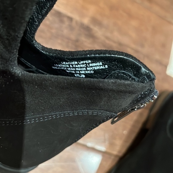 Born Footwear L Black Suede Booties NWOT - Picture 5 of 6
